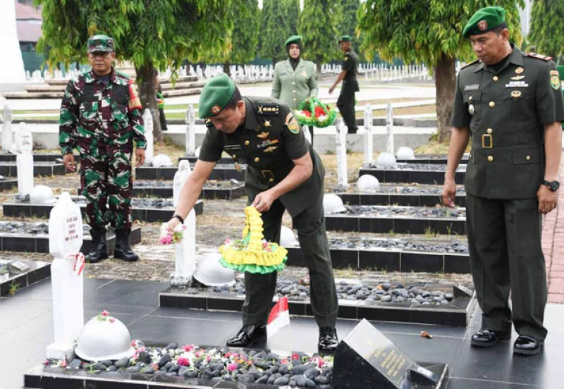 HUT Ke-42, Korem 044/Gapo Gelar Ziarah Makam Pahlawan