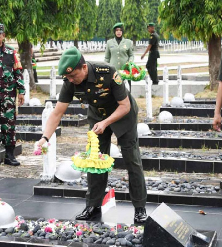 HUT Ke-42, Korem 044/Gapo Gelar Ziarah Makam Pahlawan