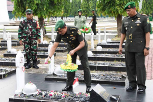 HUT Ke-42, Korem 044/Gapo Gelar Ziarah Makam Pahlawan