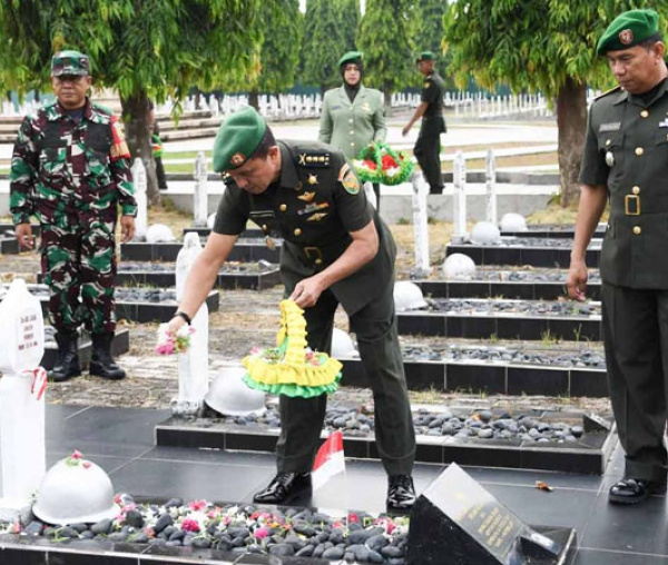 HUT Ke-42, Korem 044/Gapo Gelar Ziarah Makam Pahlawan