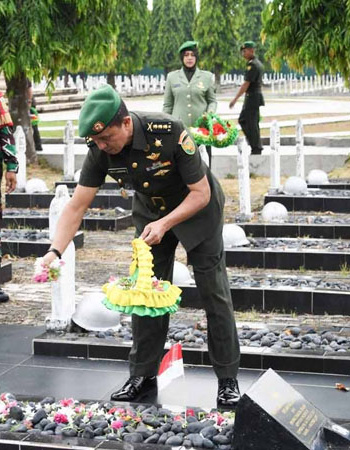 HUT Ke-42, Korem 044/Gapo Gelar Ziarah Makam Pahlawan