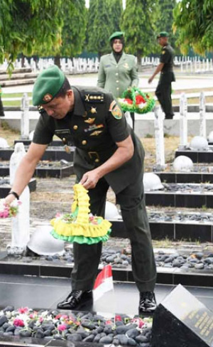 HUT Ke-42, Korem 044/Gapo Gelar Ziarah Makam Pahlawan