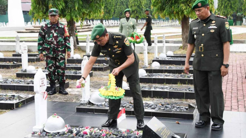 HUT Ke-42, Korem 044/Gapo Gelar Ziarah Makam Pahlawan